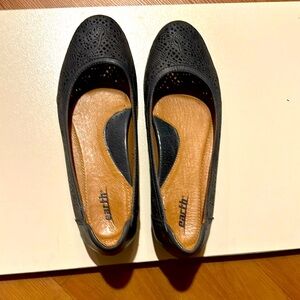 Like new, super comfortable Earth flats.
